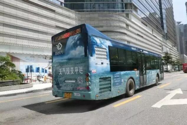 公交车身广告